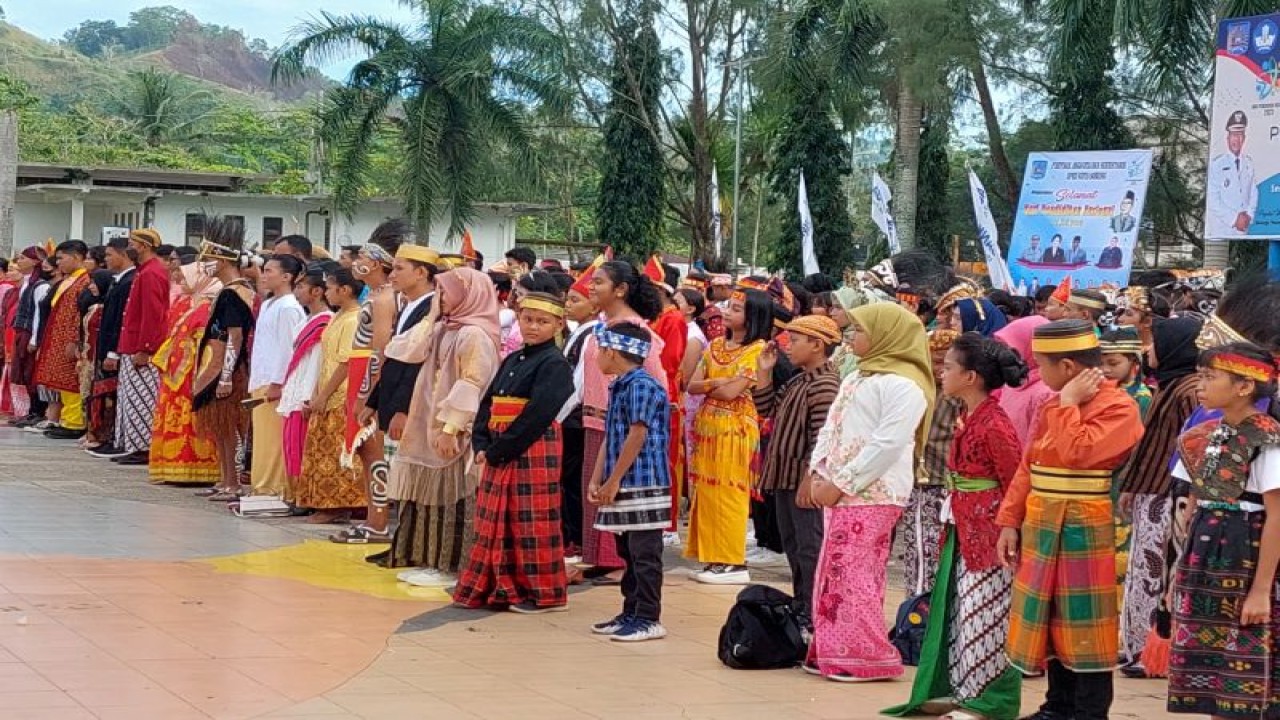 Suasana upacara peringatan Hari Pendidikan Nasional Tahun 2023 di Kota Sorong, Selasa 92/5/2023). (ANTARA/Yuvensius Lasa Banafanu)