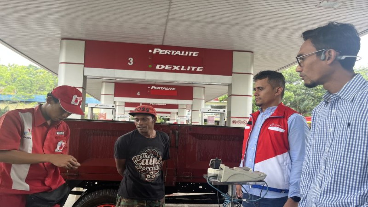 Pertamina Patra Niaga Regional Sumatera Bagian Utara (Sumbagut) saat meninjau penerapan QR Code untuk pembelian BBM subsidi solar di SPBU Kota Batam (ANTARA/Jessica)