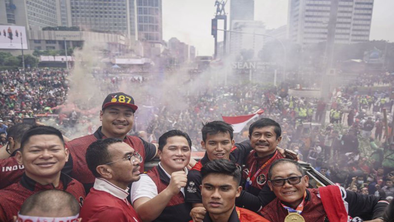 Menpora Dito Ariotedjo (kedua kiri), Ketum PSSI Erick Thohir (keempat kiri), Ketum KOI Raja Sapta Oktohari (kiri) berfoto bersama dengan pesepak bola Timnas Indonesia U-22, ofisial dan pengurus PSSI saat mengikuti arak-arakan di kawasan Bundaran HI, Jakarta, Jumat (19/5/2023). . ANTARA FOTO/Dhemas Reviyanto/rwa.