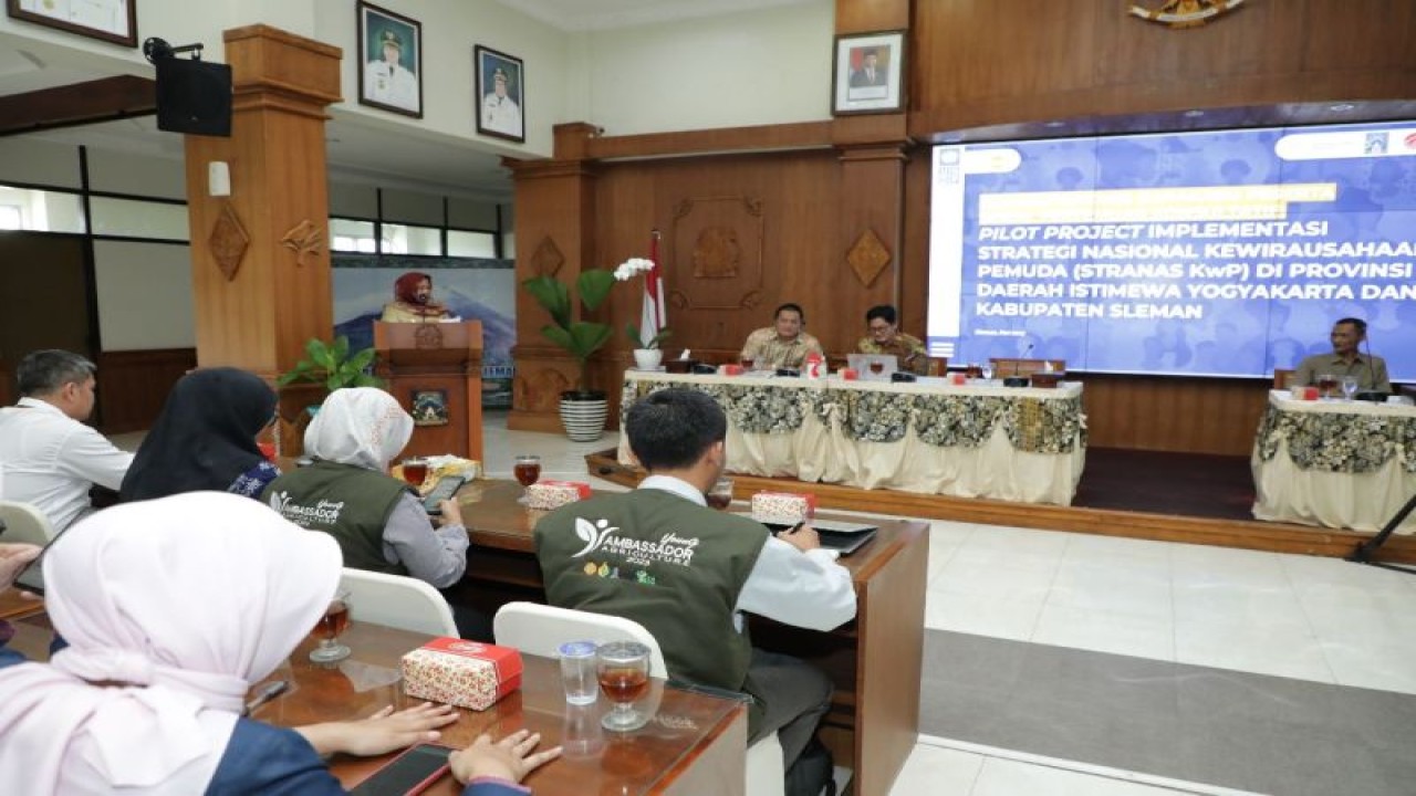 Bupati Sleman Kustini Sri Purnomo saat membuka assesment dan penilaian mandiri Stranas KwP Kementerian PPN/Bappenas di aula lantai 3 Sekretariat Daerah Kabupaten Sleman, Senin (29/5/2023). ANTARA/HO-Bagian Prokopim Setda Sleman