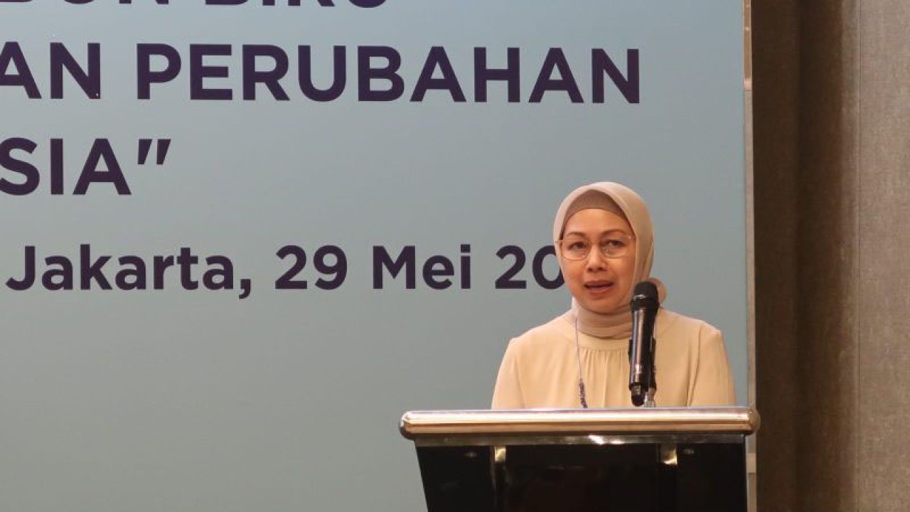 Direktur Kelautan dan Perikanan Badan Perencanaan Pembangunan Nasional (Bappenas) Sri Yanti JS memaparkan tentang pengelolaan karbon biru dalam acara bertajuk Kick Off Meeting: Integrasi Karbon Biru dalam Kebijakan Perubahan Iklim di Indonesia yang digelar di Hotel Pullman, Jakarta, Senin (29/5/2023). (ANTARA/Sugiharto Purnama)