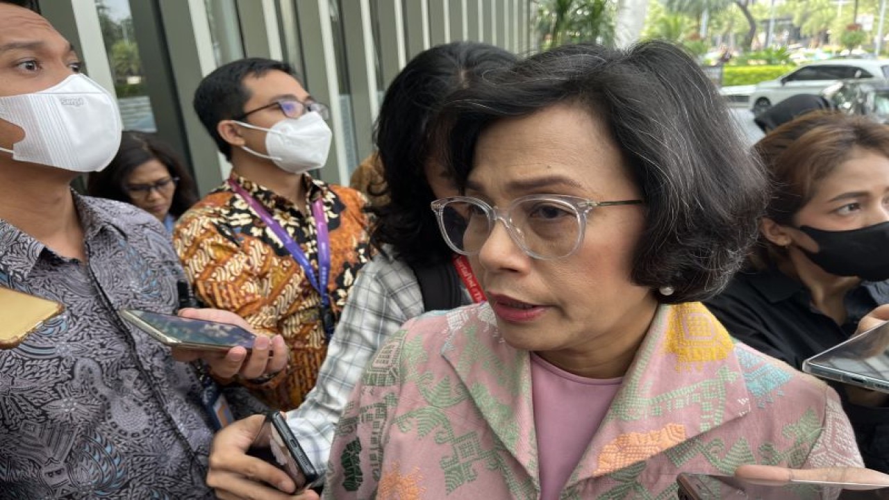 Menteri Keuangan Sri Mulyani dalam doorstop pasca mengikuti acara peluncuran Laporan “Pathways Towards Economic Security: Indonesia Poverty Assesment oleh World Bank (Bank Dunia) di The Energy Building, Sudirman Central Business District (SCBD) Jakarta Selatan, Jakarta, Selasa (9/5/2023). ANTARA/M. Baqir Idrus Alatas