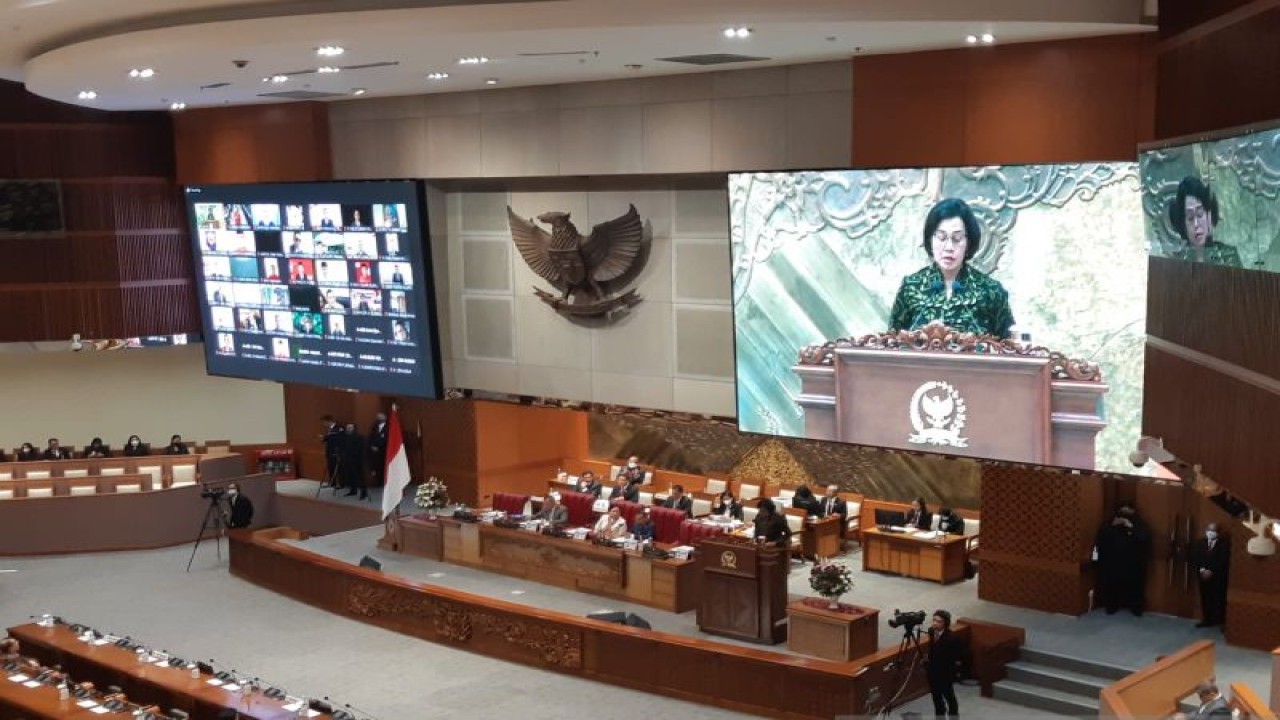 Menteri Keuangan RI Sri Mulyani Indrawati dalam Rapat Paripurna DPR RI saat menyampaikan Kerangka Ekonomi Makro dan Pokok-Pokok Kebijakan Fiskan (KEM PPKF) Rancangan Anggaran Pendapatan dan Belanja Negara (RAPBN) Tahun 2024 di Jakarta, Jumat (19/5/2023). (ANTARA/Bayu Saputra)