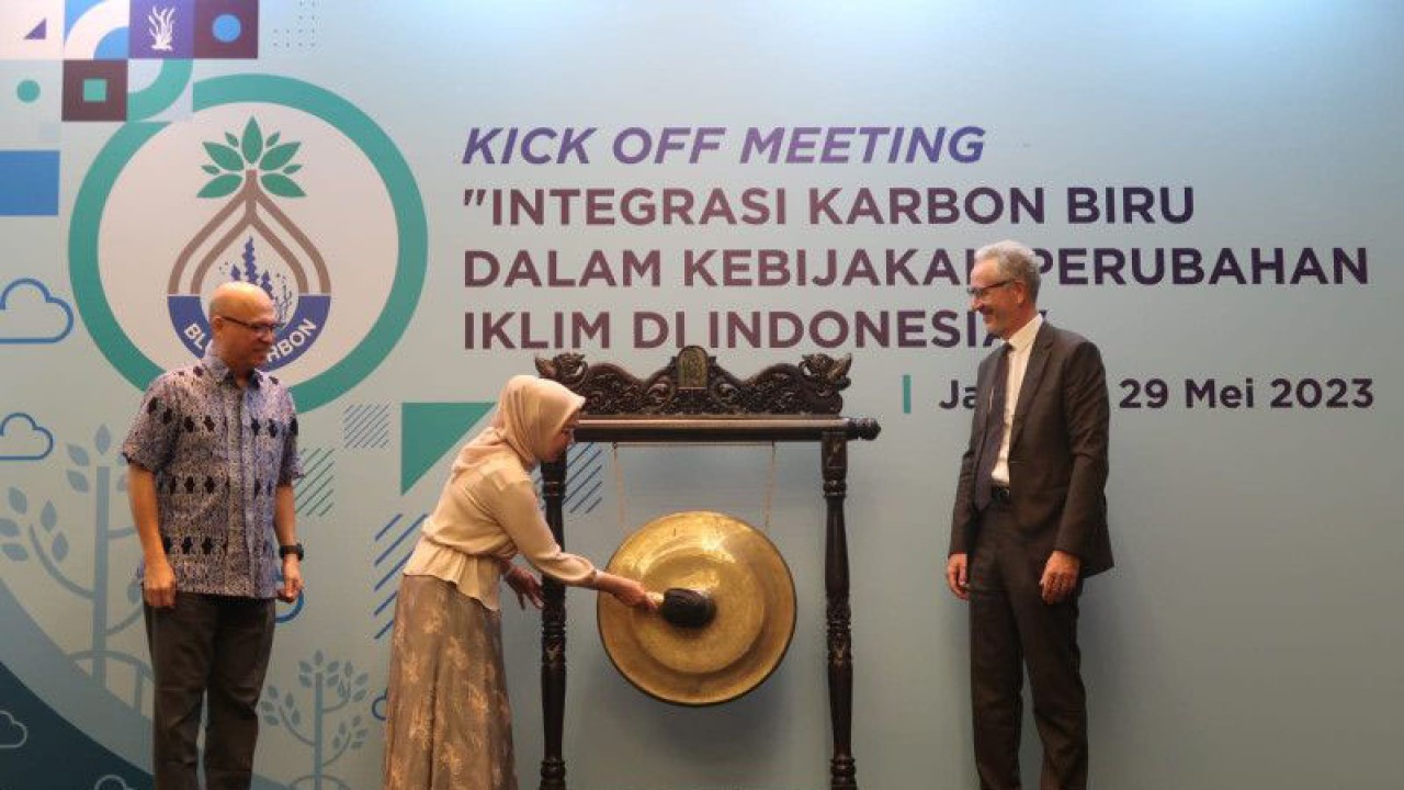 Direktur Kelautan dan Perikanan Bappenas Sri Yanti JS (tengah) memukul gong sebagai tanda dimulainya acara Kick Off Meeting: Integrasi Karbon Biru dalam Kebijakan Perubahan Iklim di Indonesia yang digelar di Hotel Pullman, Jakarta, Senin (29/5/2023). (ANTARA/Sugiharto Purnama)