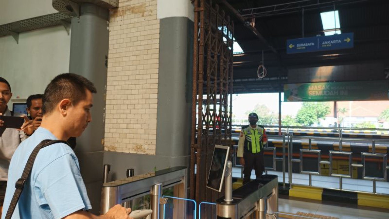 Pengguna jasa kereta api saat akan masuk ke dalam Stasiun Cirebon menggunakan alat "face recognition" untuk memindai wajah di Cirebon, Jawa Barat, Jumat (19/5/2023). (ANTARA/Khaerul Izan)