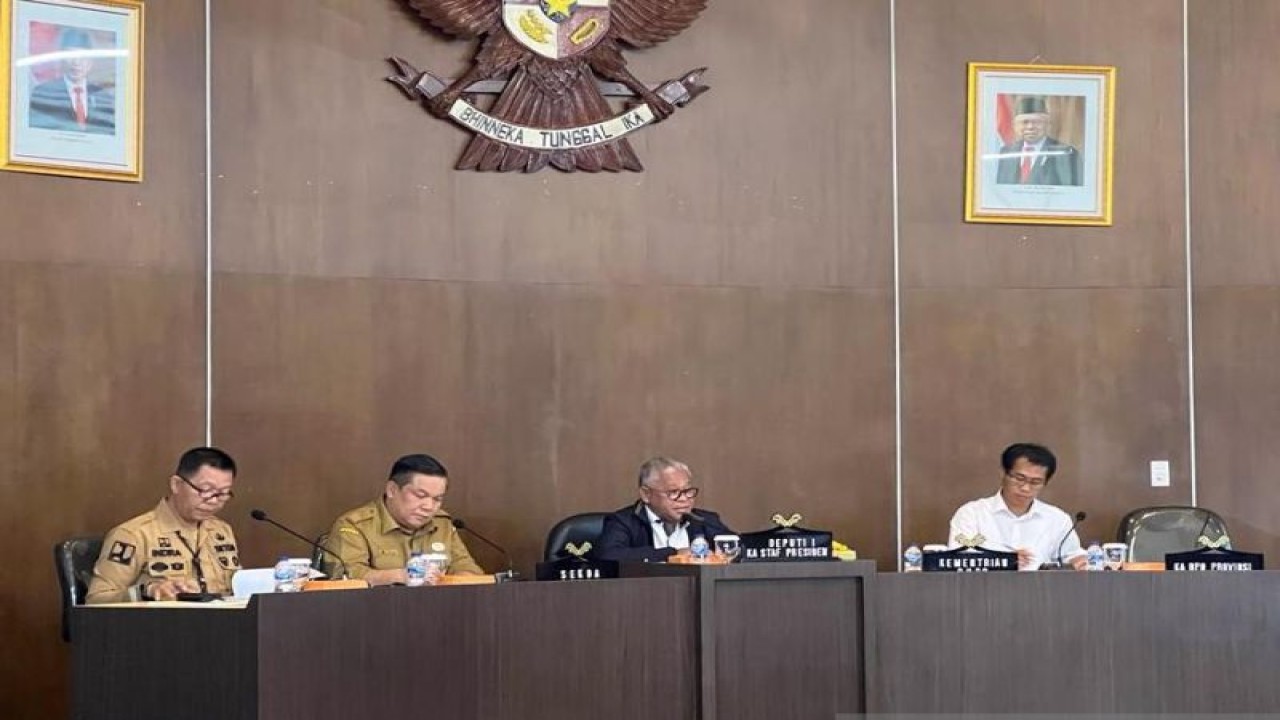 Deputi I Kepala Staf Kepresidenan Febry Calvin Tetelepta saat memimpin Rapat Koordinasi Percepatan Pembangunan Jalan Tol Trans Sumatera (JTTS) di Pekanbaru, Selasa (23/5/2023). (ANTARA/HO-Kantor Staf Presiden)