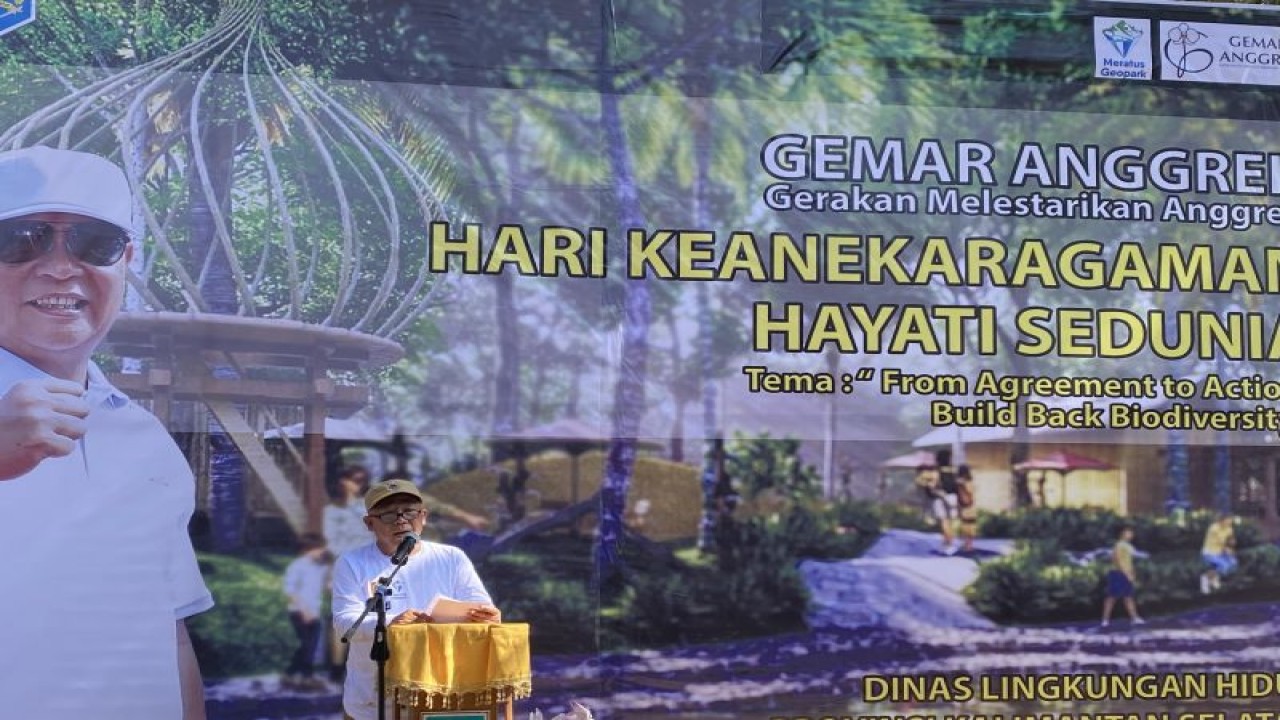 Staf Ahli Bidang Pemerintahan, Hukum dan Politik Provinsi Kalimantan Selatan Sulkan saat memberikan sambutan pada acara Peringatan Hari Keanekaragaman Hayati Sedunia di Kecamatan Loksado, Hulu Sungai Selatan, Kalimantan Selatan, Senin (22/5/2023). (ANTARA/Tumpal Andani Aritonang)
