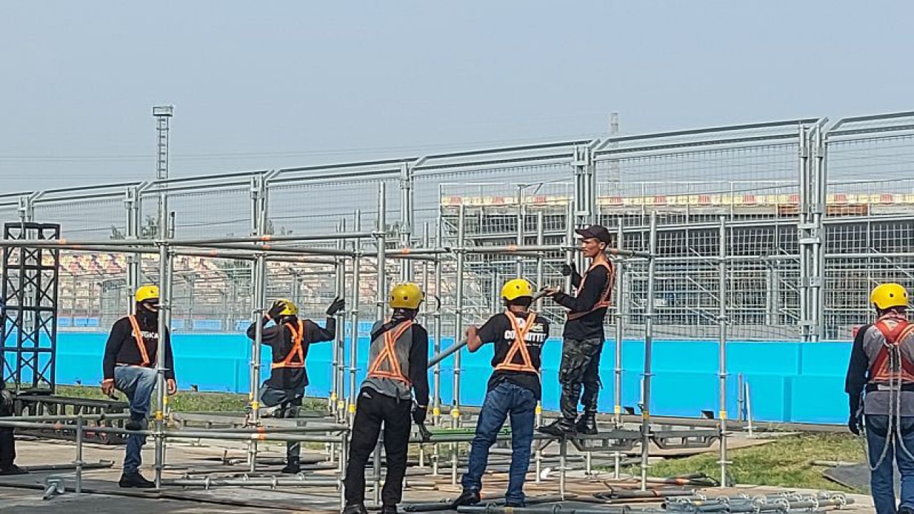 Sejumlah pekerja tampak memasang rangka tenda untuk stan-stan sponsor yang berdiri di sekitar sirkuit internasional Formula E Jakarta di Ancol, Pademangan, Jakarta Utara, Selasa (9/5/2023). ANTARA/Abdu Faisal