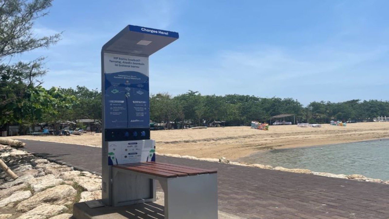 Stasiun pengisian daya dengan tenaga surya yang dipasang SUN Energy di destinasi wisata Pantai Sanur, Denpasar, Jumat (12/5/2023). ANTARA/HO-SUN Energy
