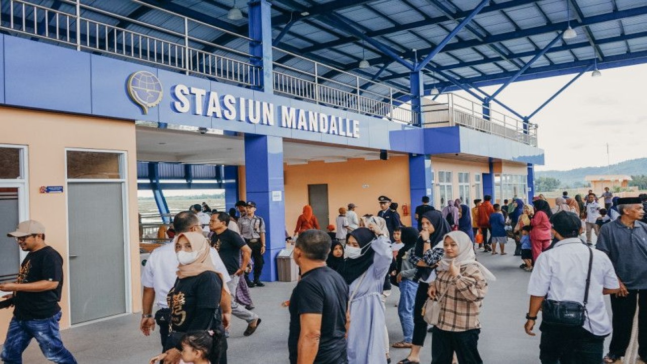 Ilustrasi. Masyarakat yang memenuhi Stasiun Mandalle, Maros. ANTARA Foto/HO-Humas BPKA Sulsel