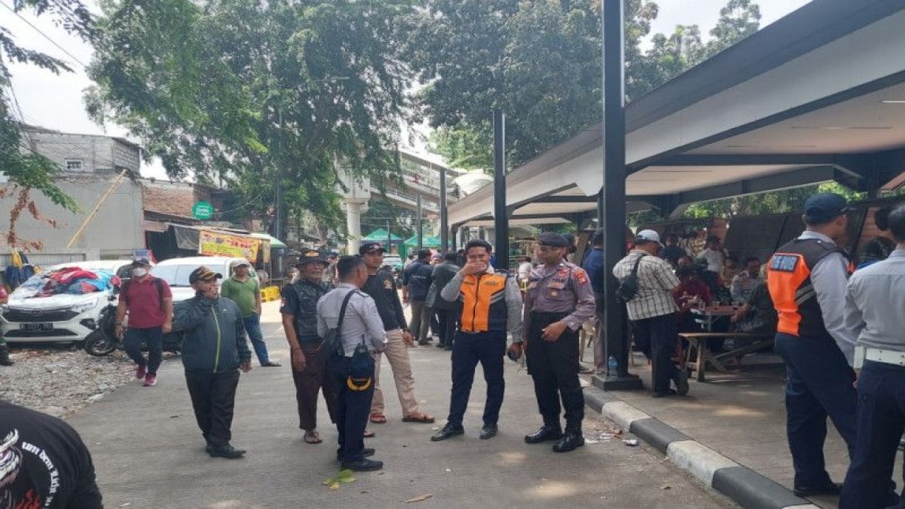 Sejumlah personel Polsek Tebet mengawasi mediasi antara sopir angkot dan TransJakarta, Jakarta, Rabu (10/5/2023). ANTARA/HO-Polsek Tebet