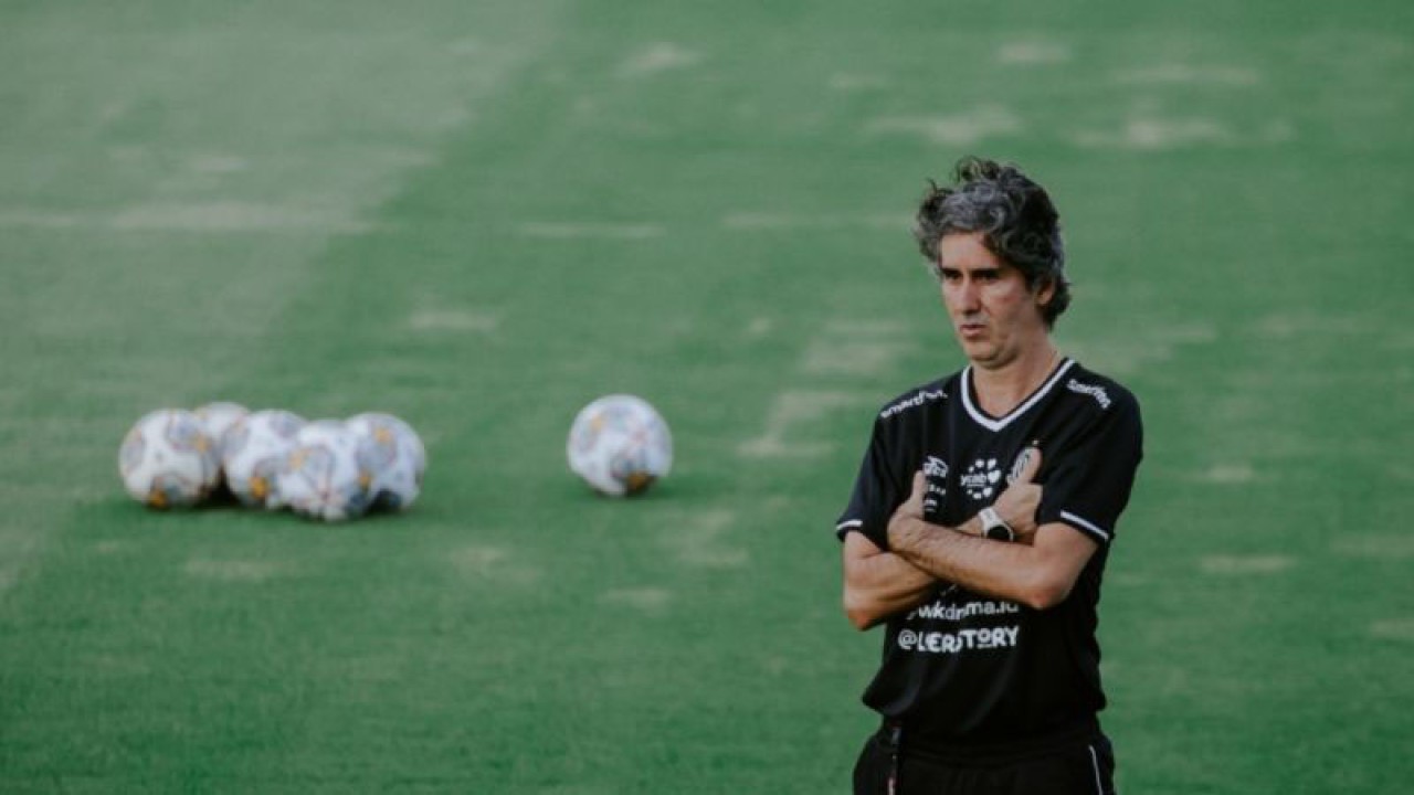 Tangkapan layar - Pelatih Bali United Stefano Cugurra mengamati pemain yang sedang berlatih di Training Center Bali United di Pantai Purnama, Kabupaten Gianyar, Bali, Senin (15/5/2023) ANTARA/Baliutd
