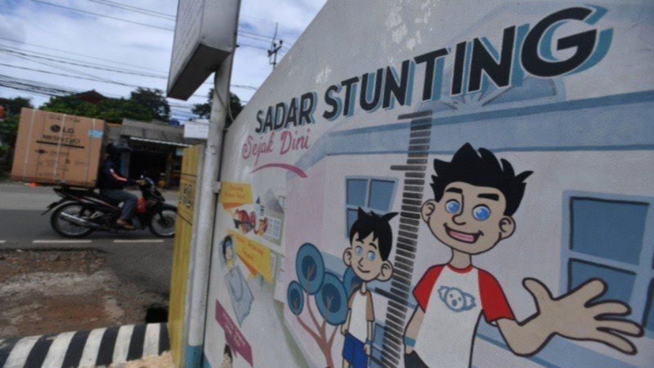 Arsip foto - Pengendara motor melintas di dekat mural kampanye pencegahan stunting di Jakarta, Rabu (16/12/2020). ANTARA/Dbimbingan pranikah ok ANTARA.