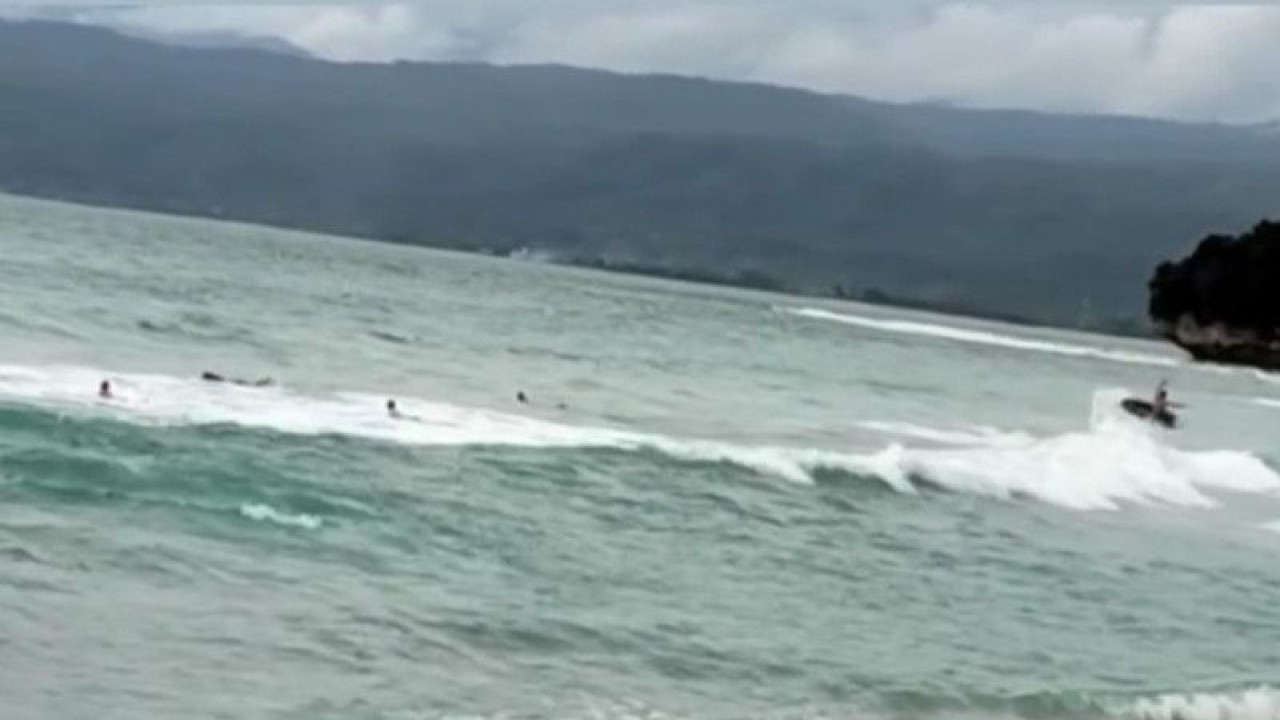 Suasana para peselancar sedang latihan di pantai labuhan jukung pesisir barat. ANTARA/Riadi Gunawan