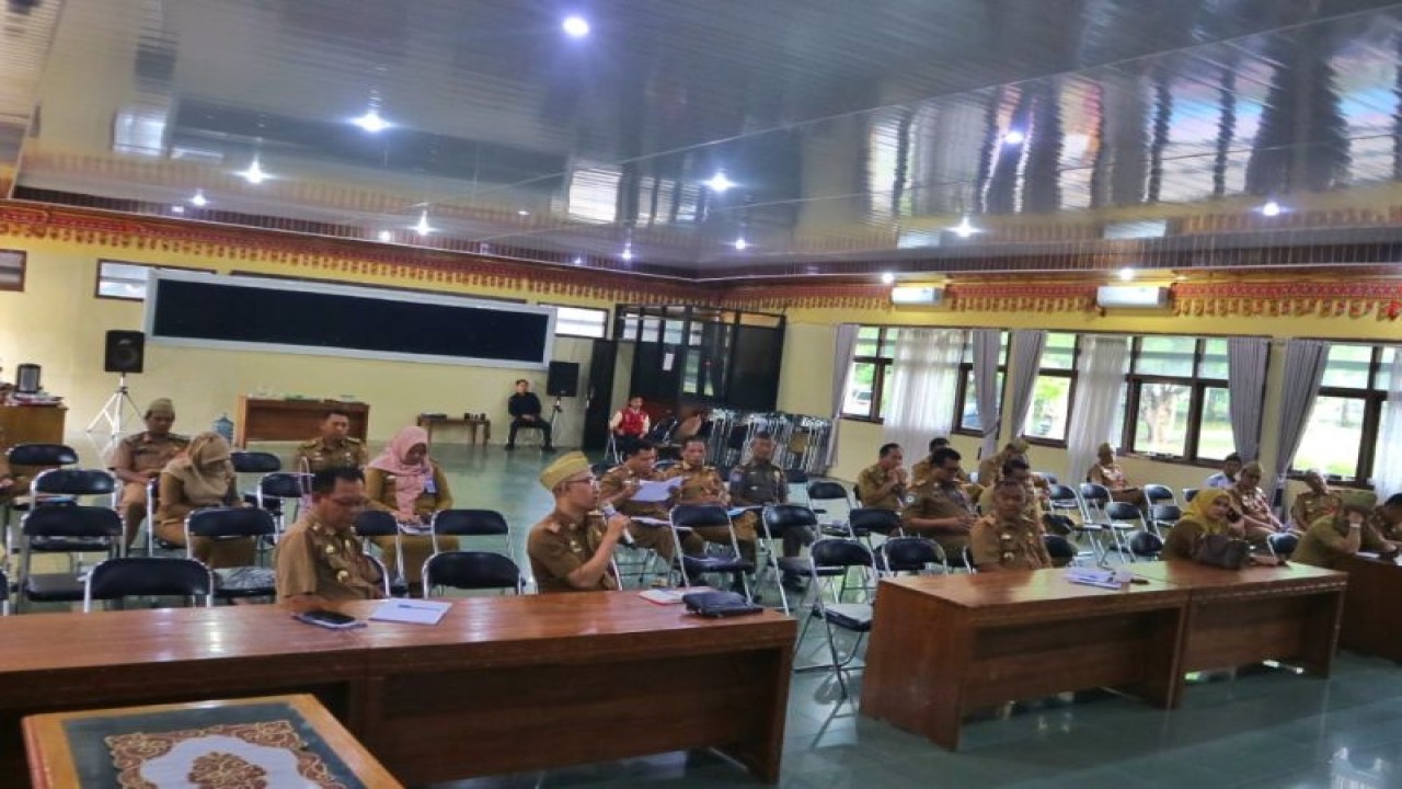 Suasana saat sejumlah pejabat dinas dan kepala daerah mengikuti rapat di Pemda Lampung Barat. (ANTARA/HO)