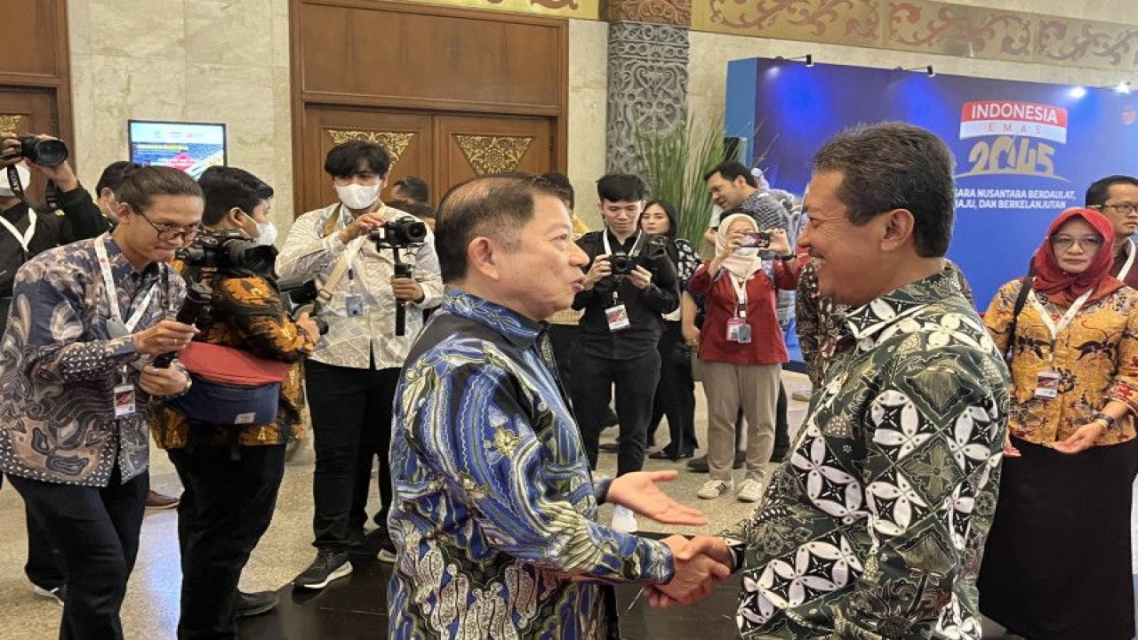 Kepala Badan Perencanaan Pembangunan Nasional (Bappenas) Suharso Monoarfa ketika bertemu dengan Menteri Kelautan dan Perikanan Sakti Wahyu Trenggono di Assembly Hall, Jakarta Convention Center, Jakarta, Selasa (16/5/2023). ANTARA/M. Baqir Idrus Alatas
