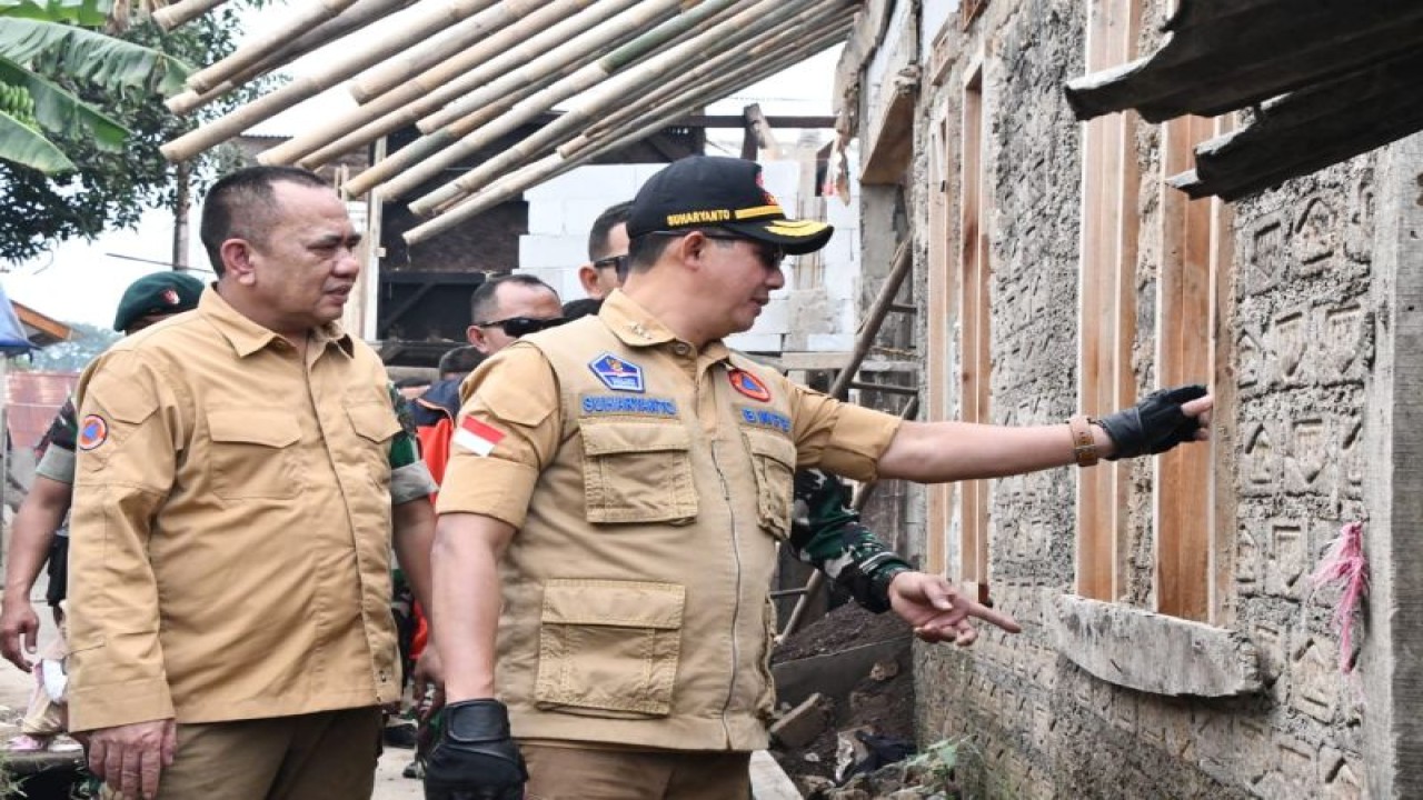 Kepala BNPB Letjen TNI Suharyanto meninjau rumah tahan gempa di wilayah Kabupaten Cianjur, Jawa Barat, Selasa (23/5/2023). (Antara/HO-BNPB)