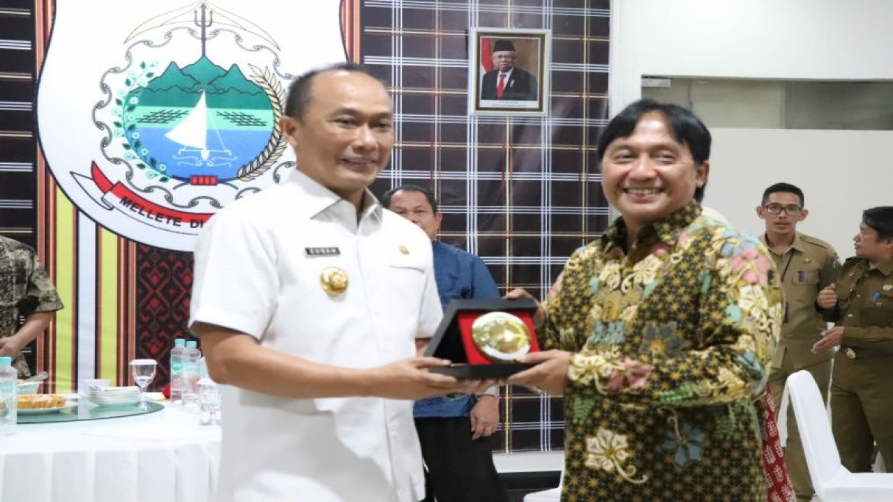 Penjabat Gubernur Sulawesi Barat Zudan Arif Fakrulloh (kiri) bersama Deputi Bidang Pengendalian Penduduk BKKBN Bonivasius Prasetya Ichtiarto (kanan). (ANTARA/HO Diskominfo Sulbar)
