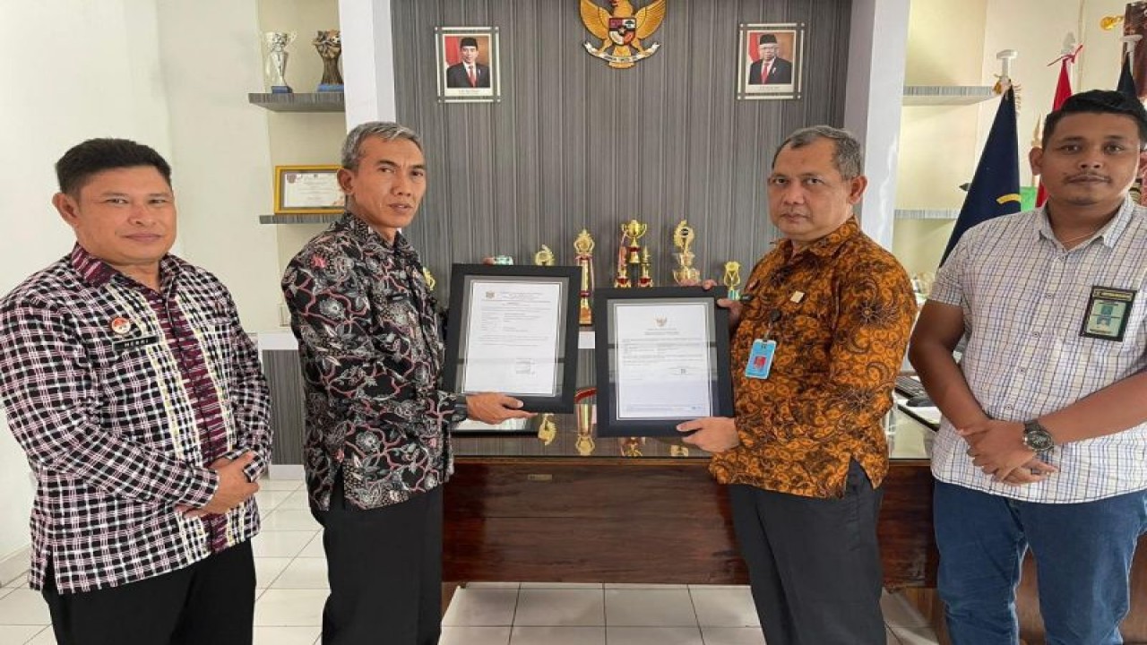 Kepala Divisi Pemasyarakatan Kanwil Kemenkumham Sulbar Robianto (kedua dari kanan), saat mengunjungi Rutan Mamuju setelah menerima sertifikat laik higienis dari Dinas Kesehatan. ANTARA/HO/Humas Kanwil Kemenkumham Sulbar.