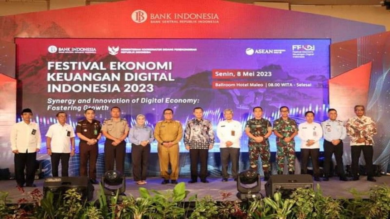 Festival Ekonomi Keuangan Digital Indonesia (FEKDI) digelar BI bersama pemerintah Sulbar, untuk mendorong akselerasi ekonomi digital yang fokus pada kemajuan sistem pembayaran keuangan digital di Mamuju, Senin (08/5/2023) ANTARA Foto/M Faisal Hanapi