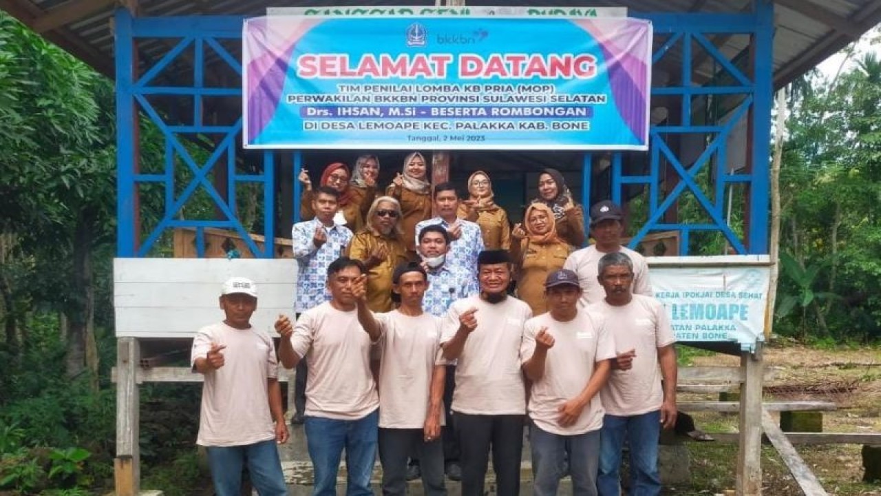 Suasana foto bersama bagi calon akseptor atau peserta BKKBN dengan percontohan di Kecamatan Palakka, Kabupate Bone, Sulsel. Antara/ HO-£