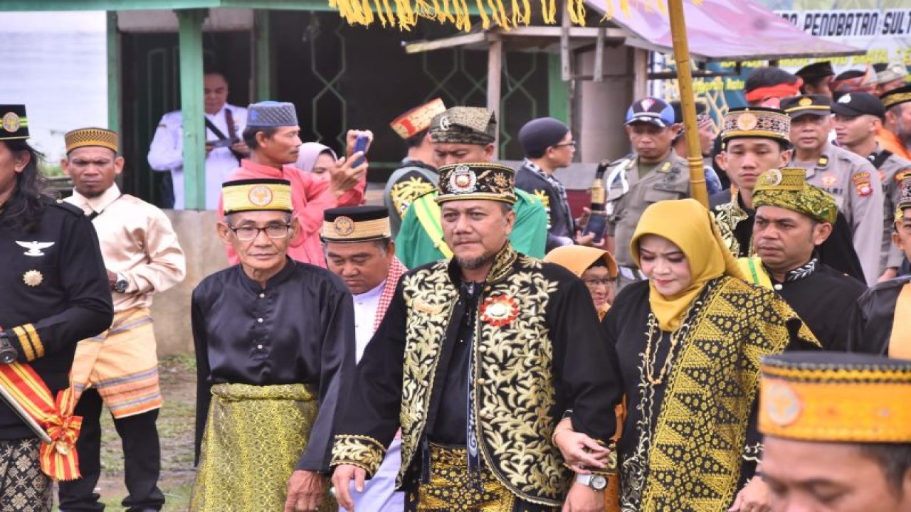 Penobatan Raden Barrie Danu Brata sebagai Sultan Sintang pada peringatan hari jadi ke 661 Kota Sintang, di Keraton Sintang Kabupaten Sintang Provinsi Kalimantan Barat, Rabu (10/5/2023). ANTARA/HO-Kominfo Sintang. (Teofilusianto Timotius)