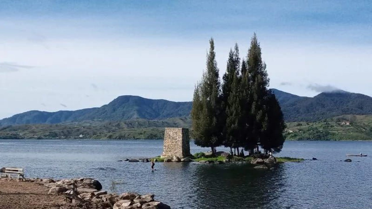 Objek wisata Pulau Indah dekat Danau Diatas, Nagari Alahan Panjang, Kecamatan Lembah Gumanti Kabupaten Solok, Sumbar (ANTARA/Laila Syafarud)