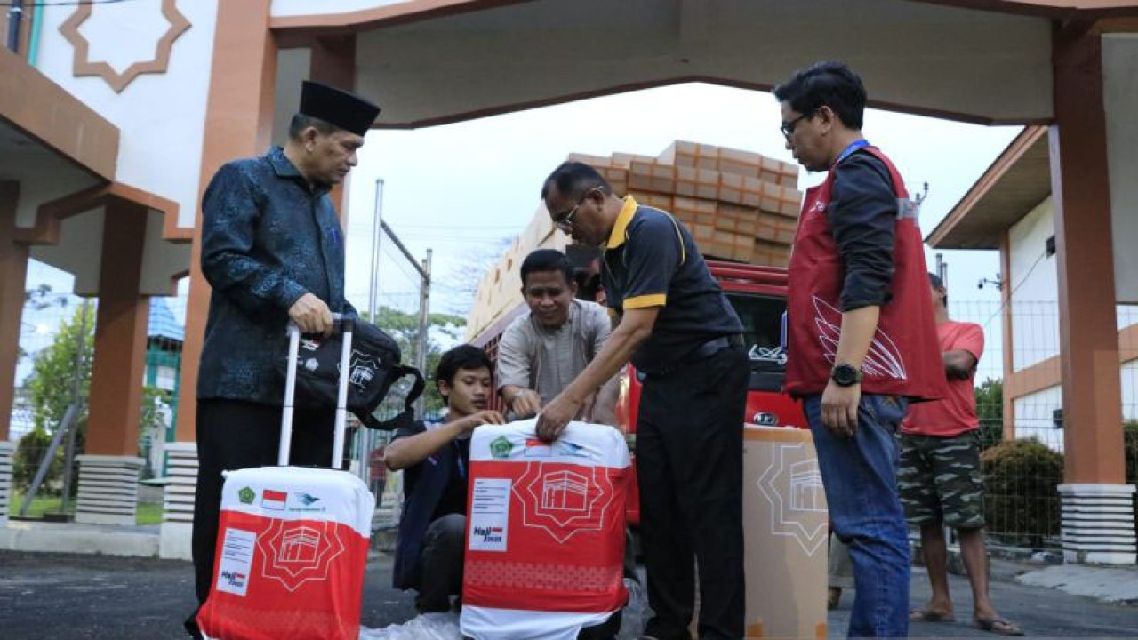 Kepala Kantor Kemenag Sumbar Helmi (kiri), Sabtu (27/5/2023 di Padan memeriksa 550 koper calon jamaah haji yang didistribusikan kembali ke Kemenag kabupaten dan kota. (FOTO ANTARA/HO-Humas Kemenag).