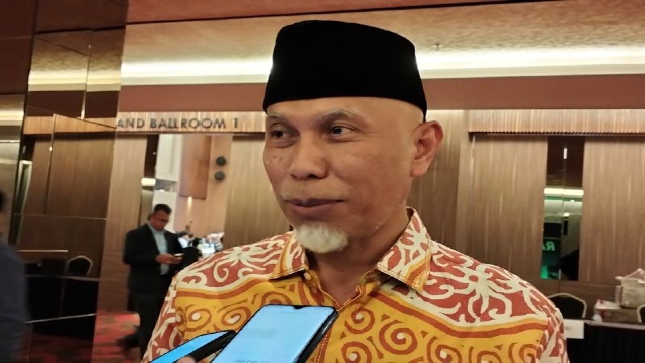 Gubernur Sumbar Mahyeldi menghadiri Rapat Kerja Lembaga Layanan Pendidikan Tinggi (LLDIKTI) Wilayah X di Padang, Rabu malam (24/5/2023). (ANTARA/Muhammad Zulfikar)