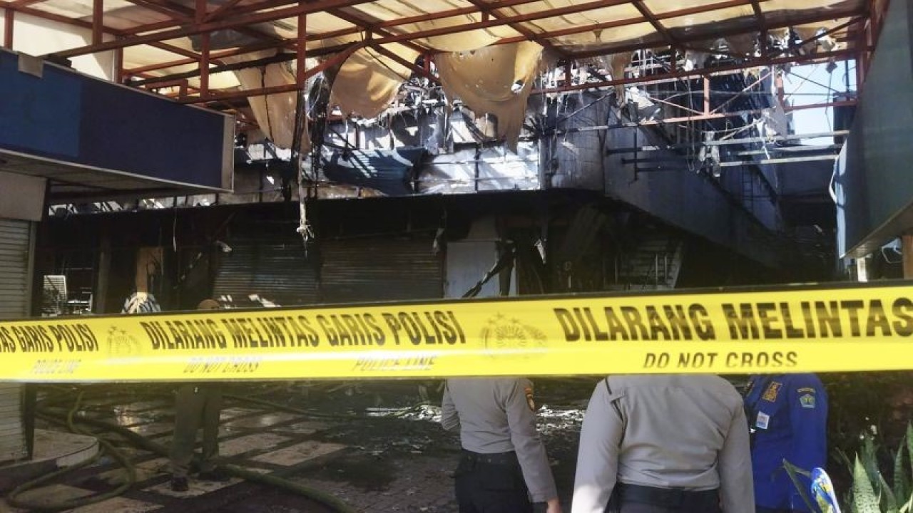 Kondisi pusat perbelanjaan Malang Plaza yang terletak di Jalan Agus Salim, Kecamatan Klojen, Kota Malang, Jawa Timur pascaterbakar, Selasa (2/5//2023). (ANTARA/Vicki Febrianto)