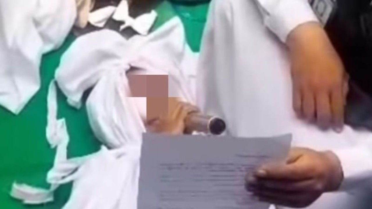 Tangkapan layar video saat tersangka kasus dugaan pencabulan terhadap anak, AR (40), warga Ilir Timur II, Palembang, Sumatera Selatan melakukan sumpah pocong, Kamis (18/5/2023) (ANTARA/HO-Polsek IT II Palembang)