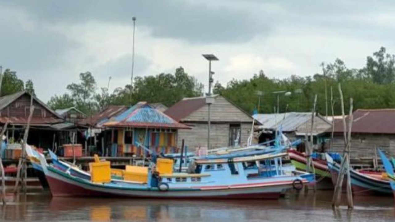 Permukiman warga di bantaran Sungai Kurau di Desa Kurau, Kecamatan Koba, Jumat (19/5) (ANTARA/Ahmadi)