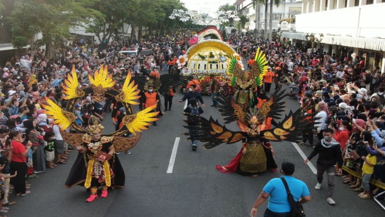 Surabaya Vaganza atau Parade Bunga dan Budaya di Kota Surabaya pada 2022 (ANTARA/HO-Diskominfo Surabaya)