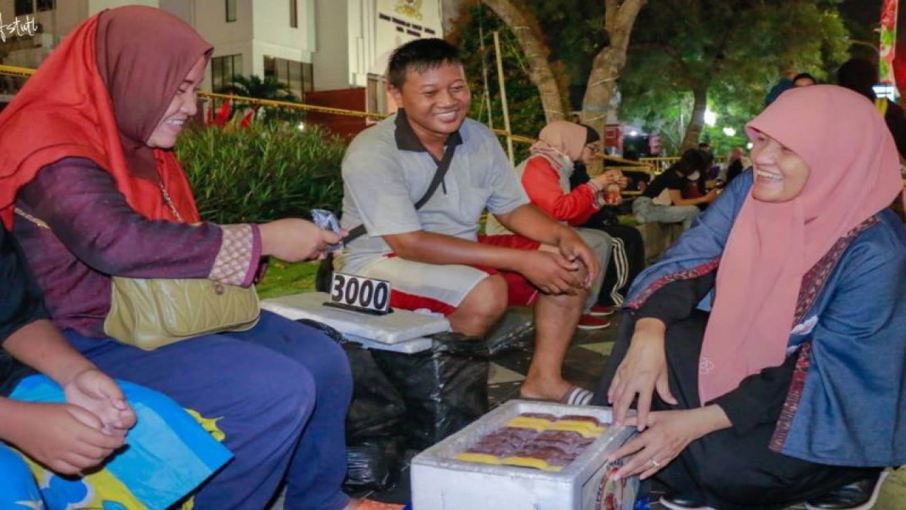 Wakil Ketua DPRD Surabaya Reni Astuti saat berbicara dengan pedagang kaki lima saat parade lampu di Kota Surabaya, Senin (29/5/2023). (ANTARA/HO-DPRD Surabaya)