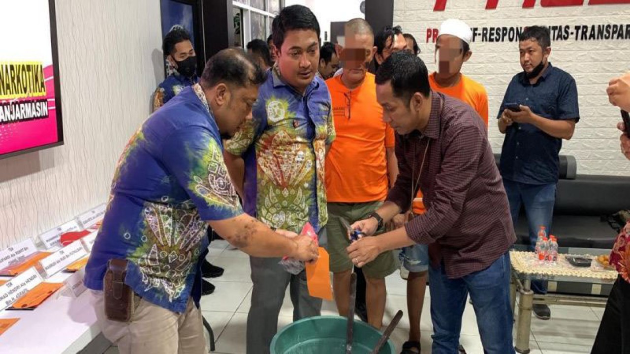 Kasat Resnarkoba Polresta Banjarmasin Kompol Mars Suryo Kartiko memimpin pemusnahan barang bukti sabu-sabu di Banjarmasin, Jumat (12/5/2023). (ANTARA/Firman)