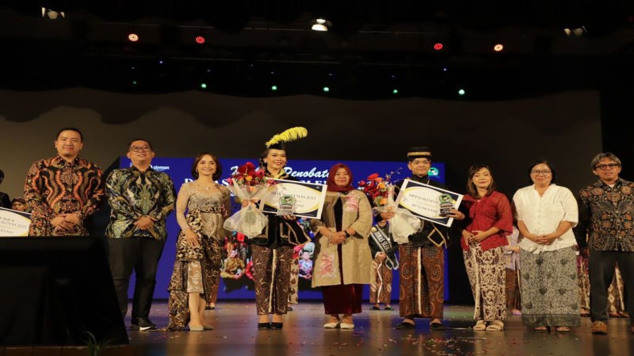 Bupati Sleman Kustini Sri Purnomo menobatkan Dimas Syahrindra Restu dan Diajeng Anja Natalia terpilih sebagai Dimas Diajeng Sleman tahun 2023 Jumat di Performance Hall FBSB Univerwitas Negeri Yogyakarta (UNY), Jumat (12/5/2023). ANTARA/HO-Bagian Prokopim Setda Sleman