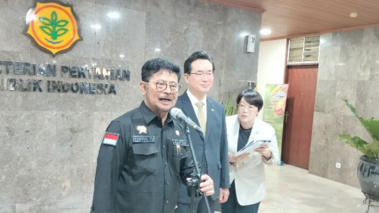 Menteri Pertanian Republik Indonesia Syahrul Yasin Limpo dan Menteri Pertanian, Pangan, dan Desa Korea Selatan Chung Hwang-keun dalam konferensi pers di Kementerian Pertanian, Jakarta, Selasa (16/5/2023). ANTARA/Aji Cakti