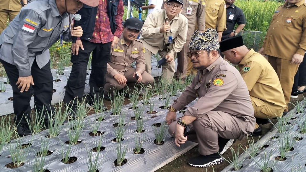Menteri Pertanian (Mentan) Syahrul Yasin Limpo saat meninjau persiapan Pekan Nasional Petani dan Nelayan Indonesia (Penas Tani) XVI di Kota Padang, Sumatera Barat, Selasa, (30/5/2023). ANTARA/Muhammad Zulfikar.