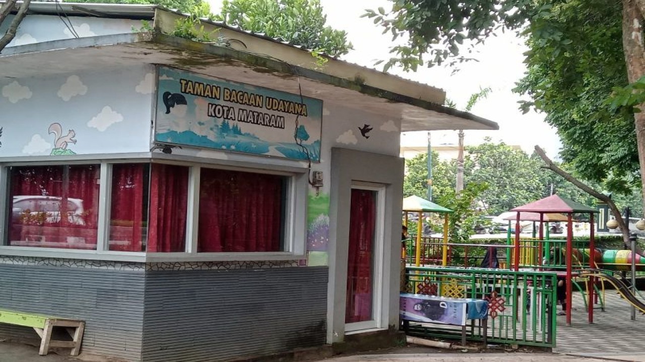 Taman Baca Udayana di Kota Mataram, Provinsi Nusa Tenggara Barat. (ANTARA/ Nirkomala)