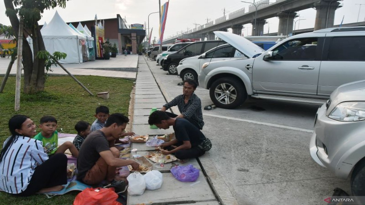 Sejumlah pemudik menyantap makanan di rest area KM 19 di Tambun, Kabupaten Bekasi, Jawa Barat, Senin (1/5/2023). . ANTARA FOTO/ Fakhri Hermansyah/pras. (ANTARA FOTO/Fakhri Hermansyah)