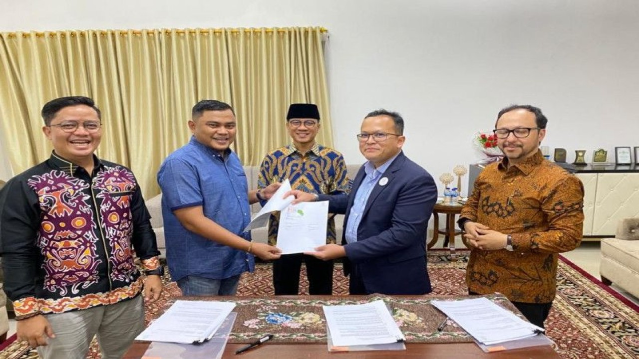 Bupati Kabupaten Tana Tidung Ibrahim Ali saat penandatangan Nota Kesepahaman atau Memorandum of Understanding (MoU) antara Pemda KTT melalui Perumda Upun Taka dengan Green Climate Internasional (GCI) Belanda di Jakarta. ANTARA/HO- Humas Pemkab Tana Tidung.
