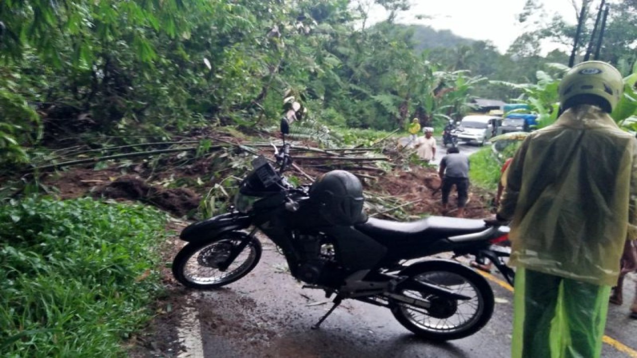 Hujan deras menyebabkan tanah longsor di wilayah Kecamatan Palupuh, Kabupaten Agam, Provinsi Sumatera Barat, Rabu 93/5/2023). (HO BPBD Agam)