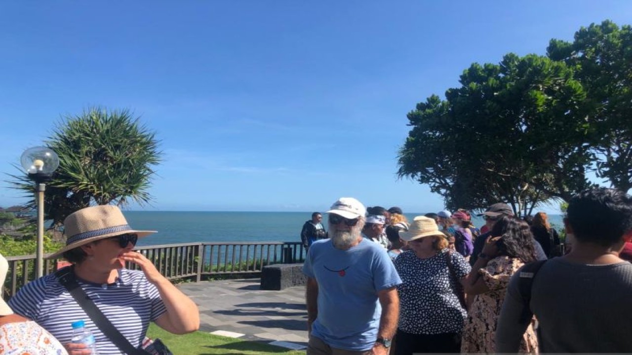 Suasana wisatawan mancanegara saat berwisata di Tanah Lot, Tabanan, Bali. ANTARA/Ni Putu Putri Muliantari