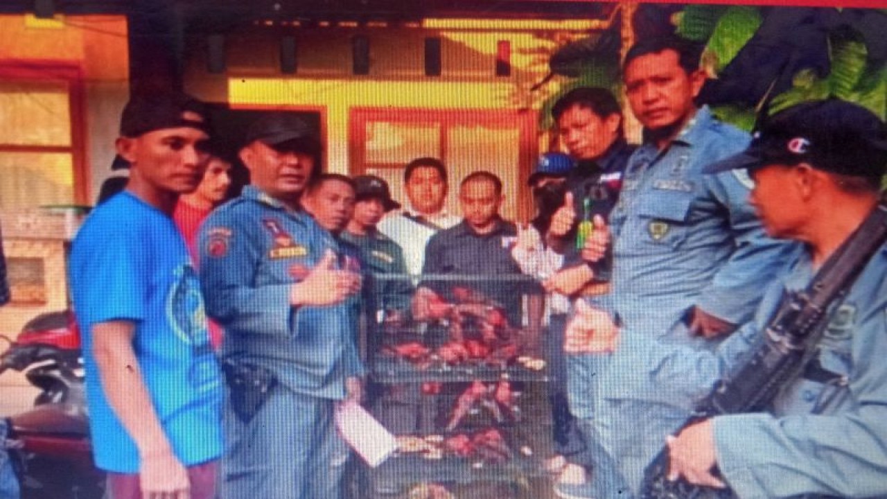 Tangkapan layar Suasana Tim Gakkum LHK mengamankan sejumlah burung yang dilindungi. ANTARA/HO-Gakkum LHK Sulawesi