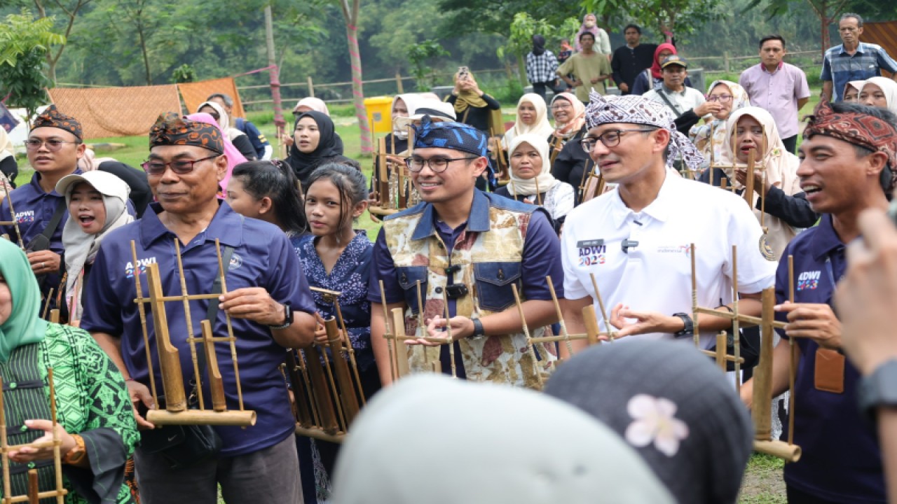 Wakil Wali Kota Tangerang Selatan (Tangsel) Pilar Saga Ichsan saat mendampingi Menparekraf Sandiaga Uno mengunjungi Desa Keranggan di Setu pada akhir pekan lalu. Dok ANTARA