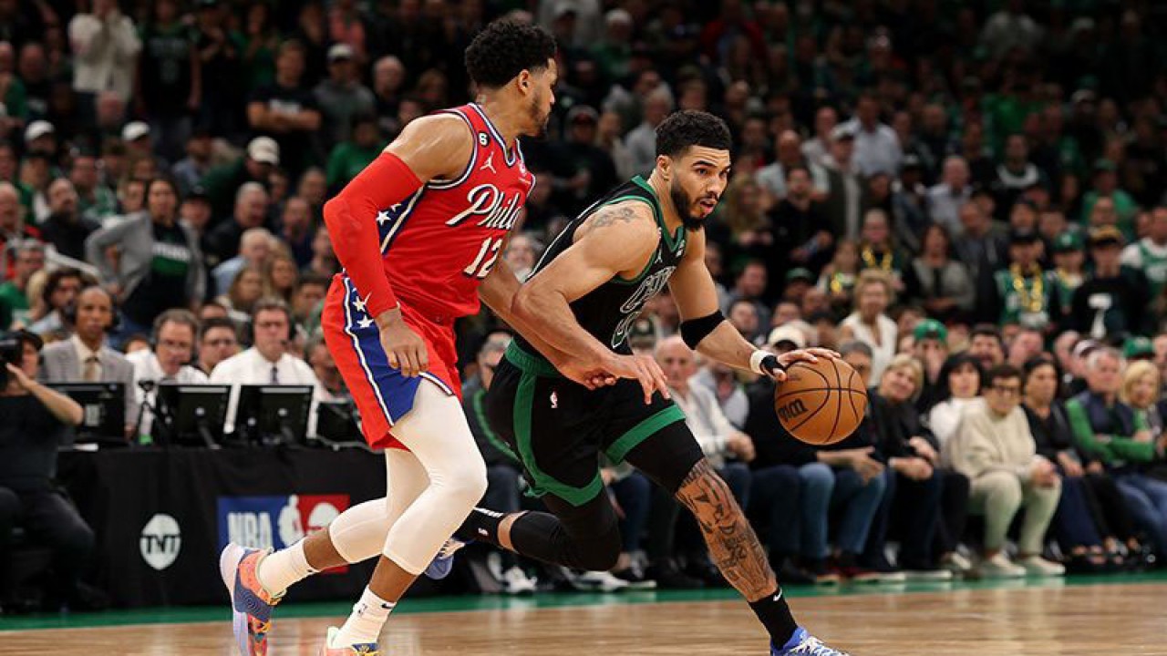 Arsip - Pebasket Boston Celtics Jayson Tatum (kanan) mendribel bola dihalangi pebasket Philadelphia 76ers Tobias Harris saat pertandingan playoff NBA Wilayah Timur di TD Garden, Boston, Massachusetts, Senin (1/5/2023) waktu setempat. ANTARA/AFP/Getty Images/Maddie Meyer/aa.