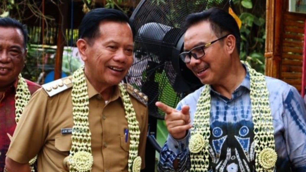 Bupati Tapin HM Arifin Arpan (kiri) berbincang dengan Kepala Badan Kependudukan dan Keluarga Berencana Nasional (BKKBN) Hasto Wardoyo (kiri) saat mengunjungi Kampung KB di Kabupaten Tapin, Selasa (16/5/2023). (ANTARA/HO Pemkab Tapin/mff)