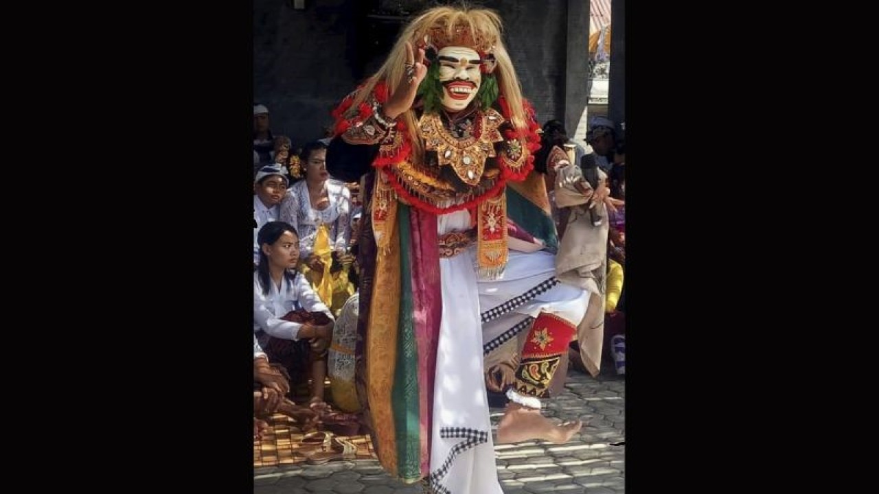 Penari Topeng Sidakarya Pande Made Suardana menari di salah satu upacara yadnya yang digelar masyarakat di Bali. ANTARA/HO-Dokumentasi Pribadi