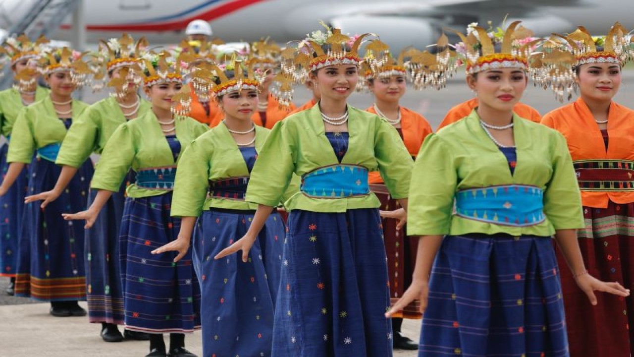 Penari yang membawakan Tarian Tiba Meka saat menyambut kepala negara ASEAN yang tiba di Labuan Bajo, Manggarai Barat, NTT, Selasa (9/5/2023). ANTARA/HO-Dokumentasi Pribadi