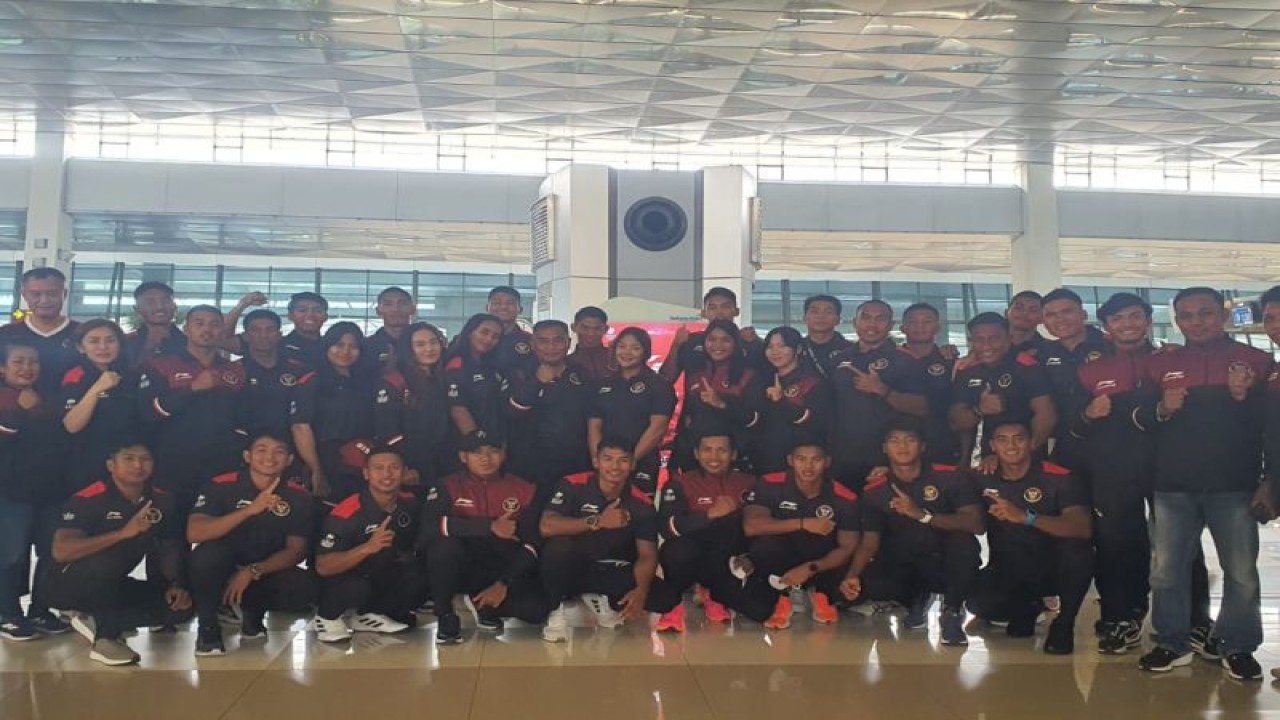 Tim nasional dayung Traditional Boat Race (TBR) Indonesia berfoto bersama sebelum bertolak menuju Kamboja untuk mengikuti SEA Games 2023 di Bandara Soekarno-Hatta International, Tangerang, Selasa (9/5/2023). (ANTARA/HO-PB PODSI)